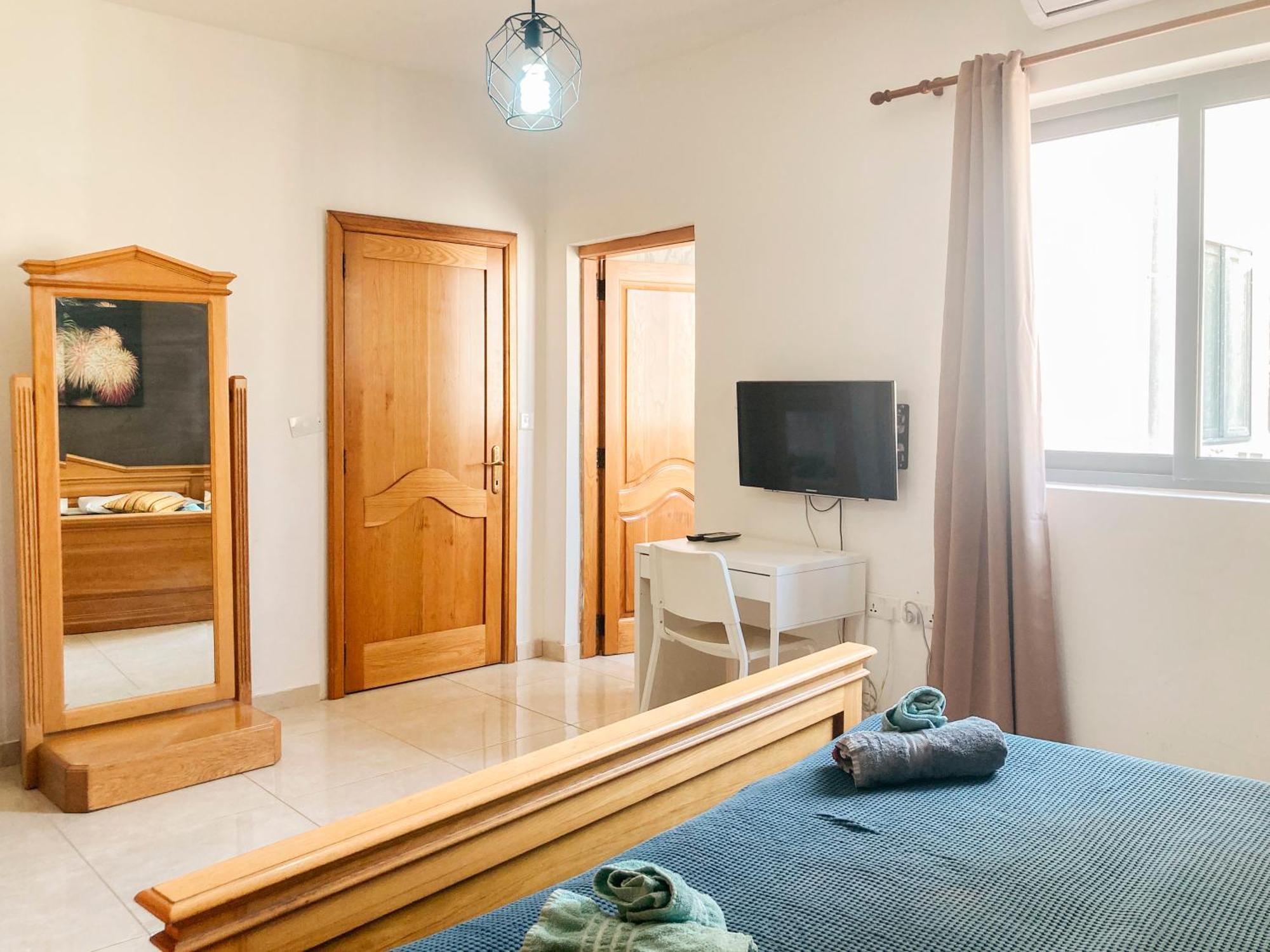 Xl Central Home - Sleeps 10 People Pietà Exterior foto