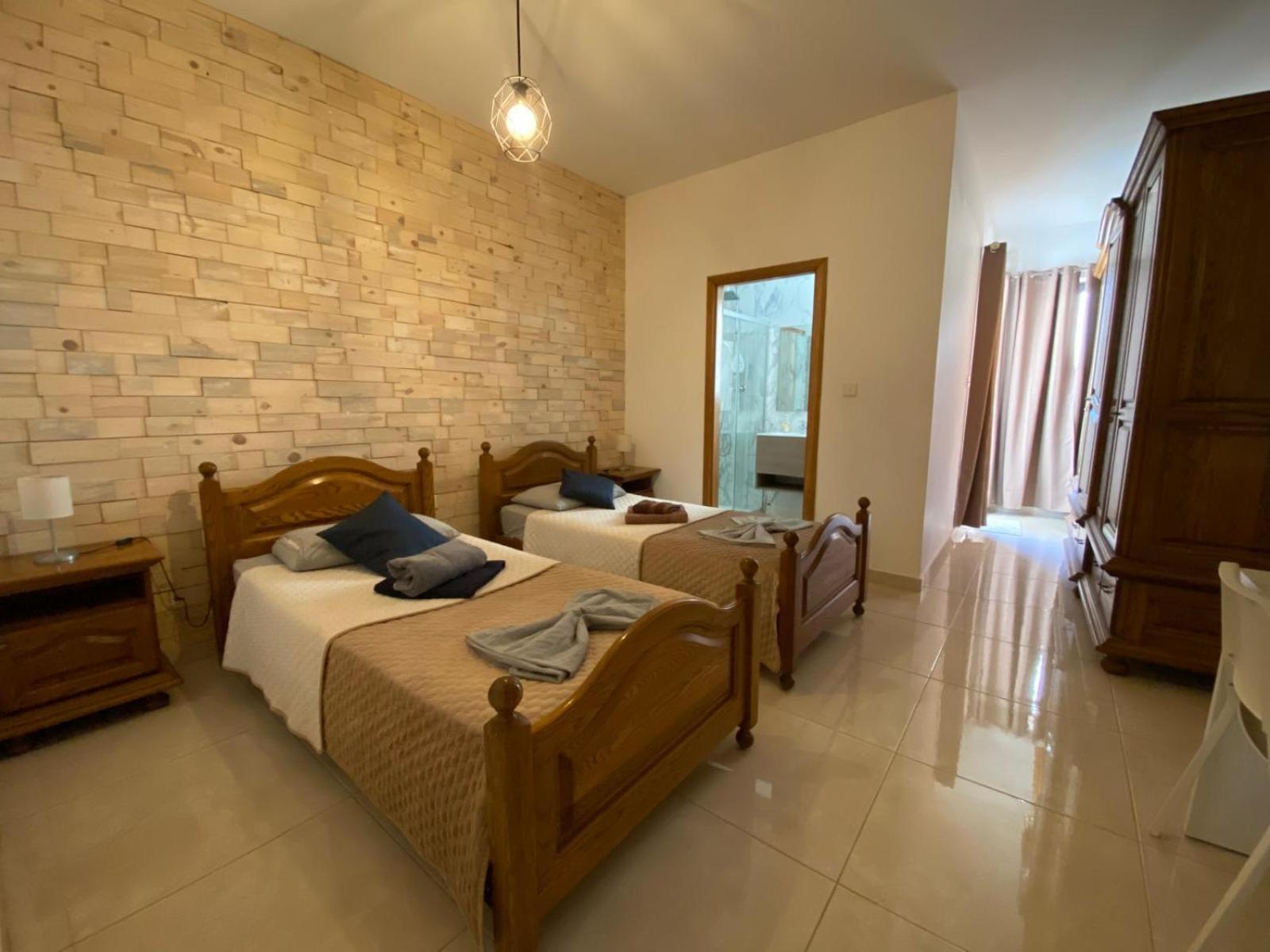 Xl Central Home - Sleeps 10 People Pietà Exterior foto